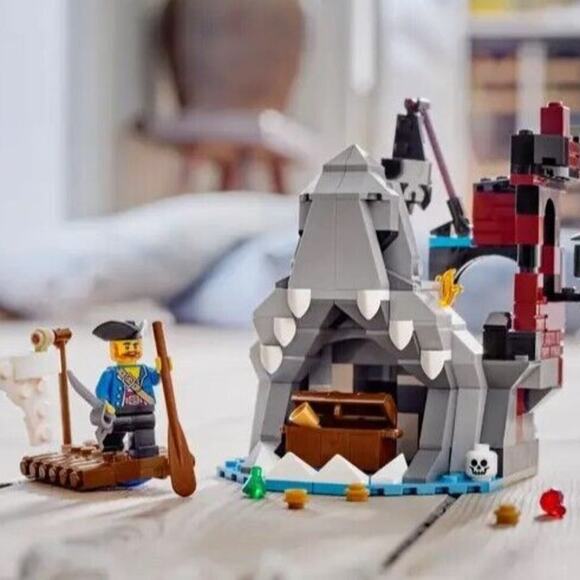 NEW LEGO Creator 40597 Scary Pirate Island 214 Piece Halloween Building Set Kit - Picture 2 of 11